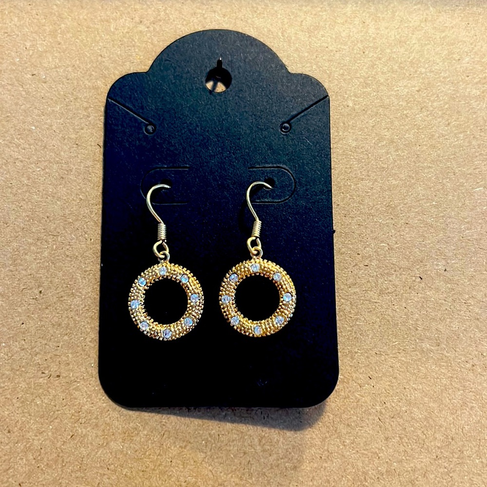 Golden ring and white crystal round earrings